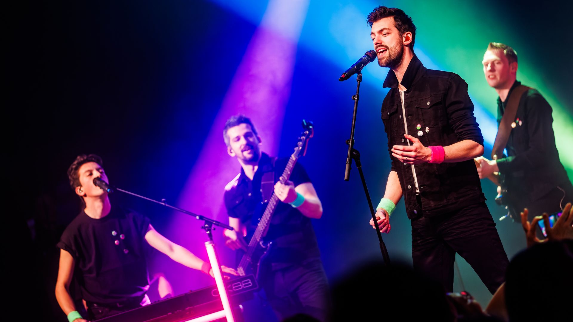 Model.HeaderVisualTitle