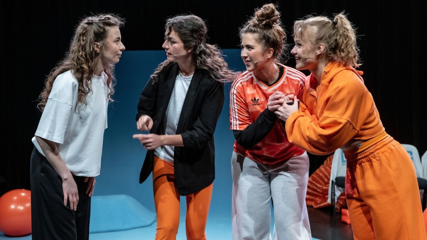 Model.HeaderVisualTitle