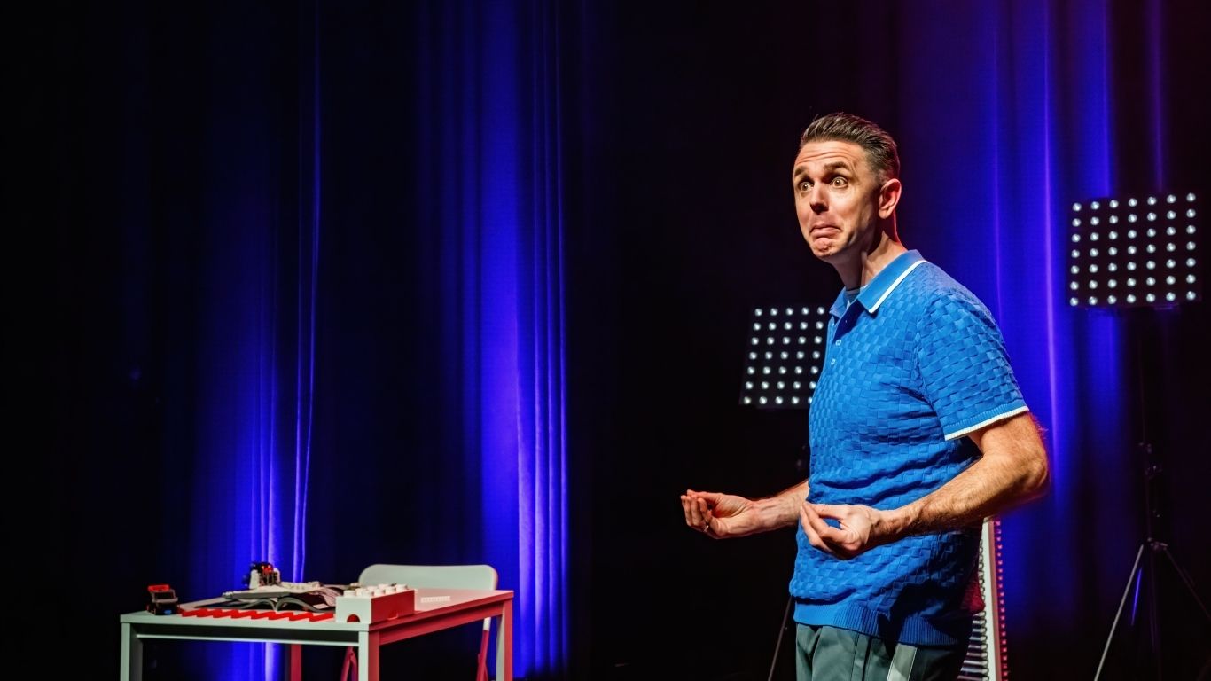 Model.HeaderVisualTitle