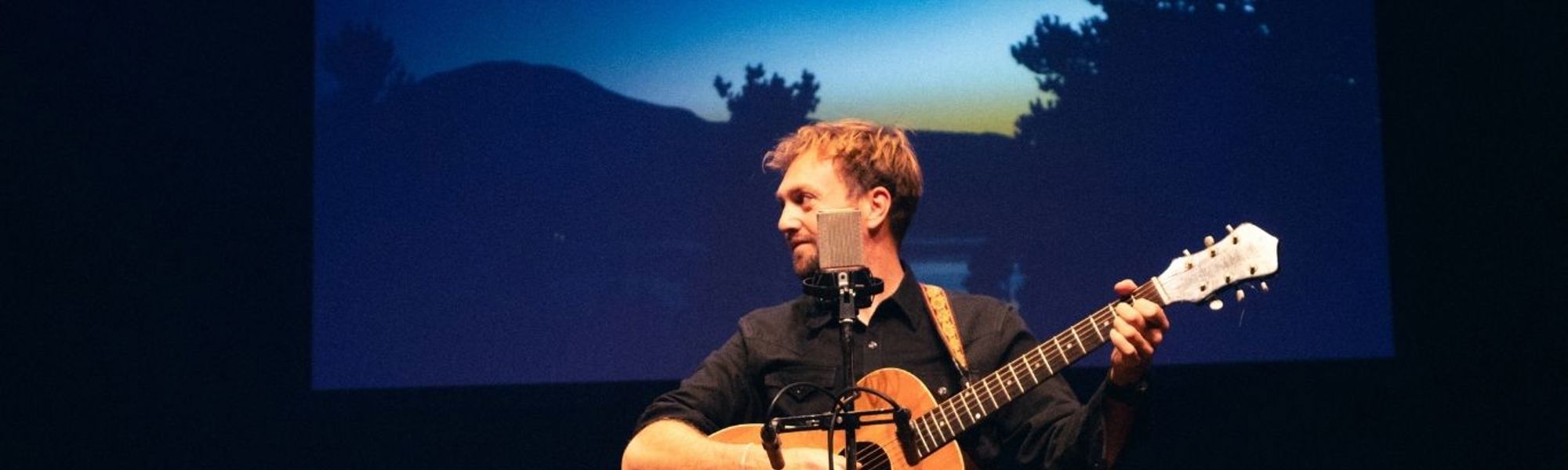 Model.HeaderVisualTitle