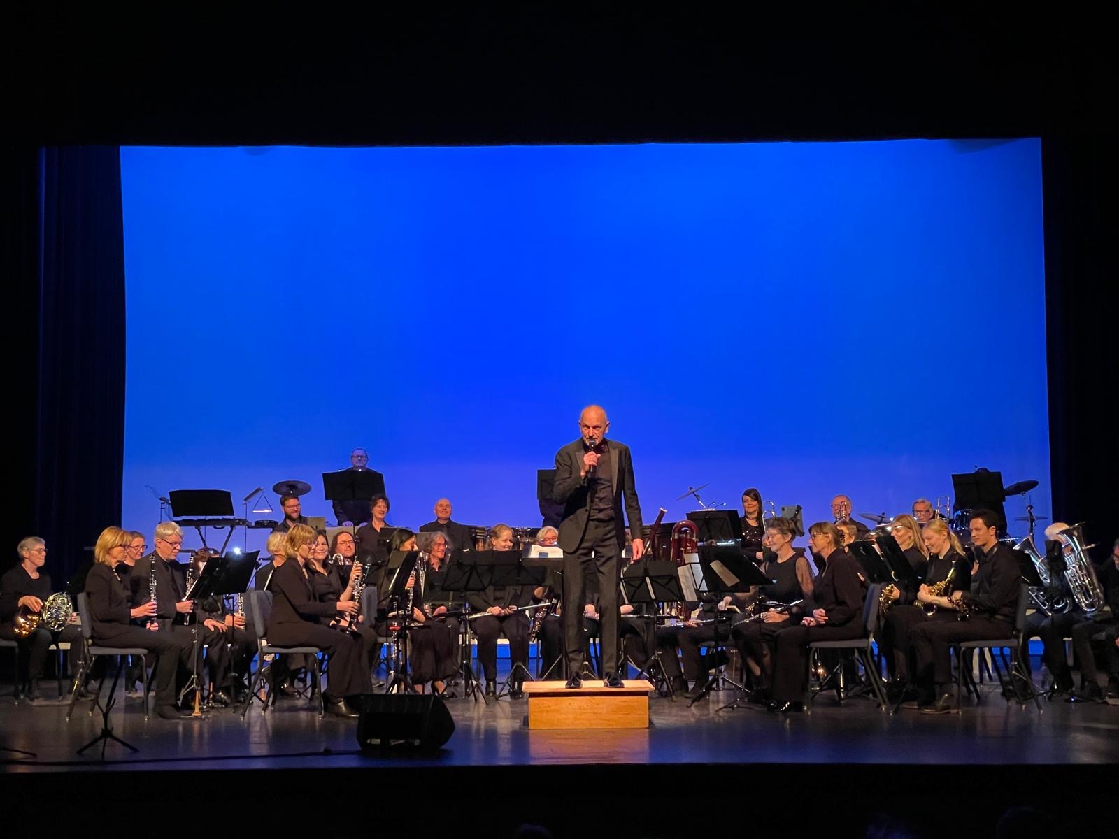 Model.HeaderVisualTitle