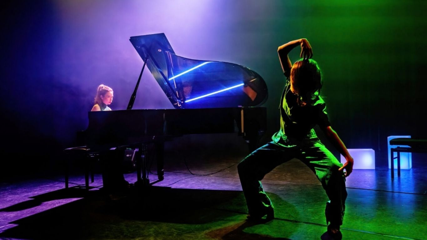 Model.HeaderVisualTitle