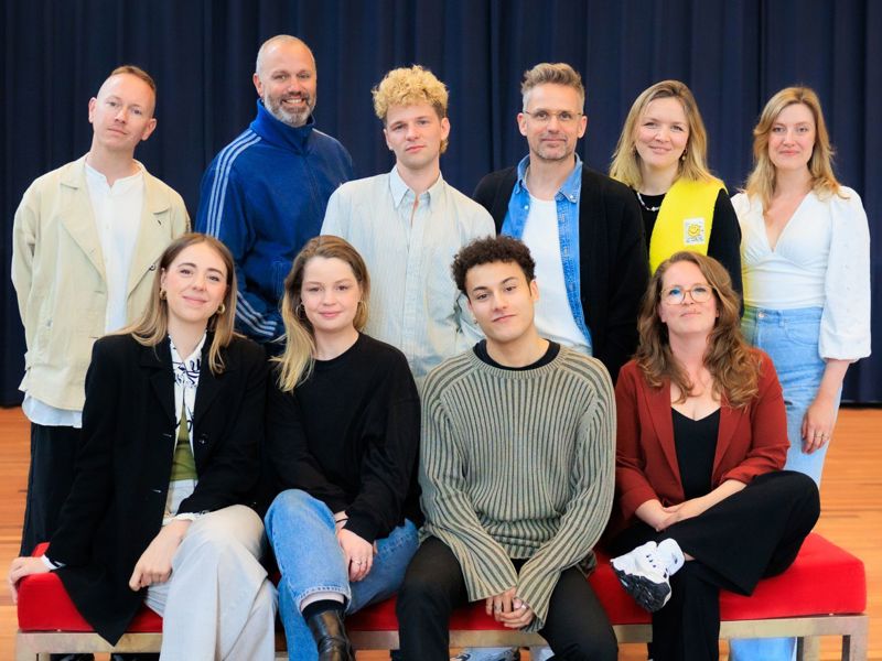 Brief Voor De Koning Cast