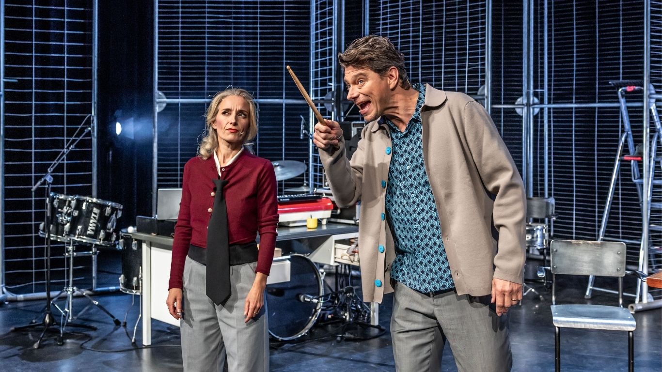 Model.HeaderVisualTitle