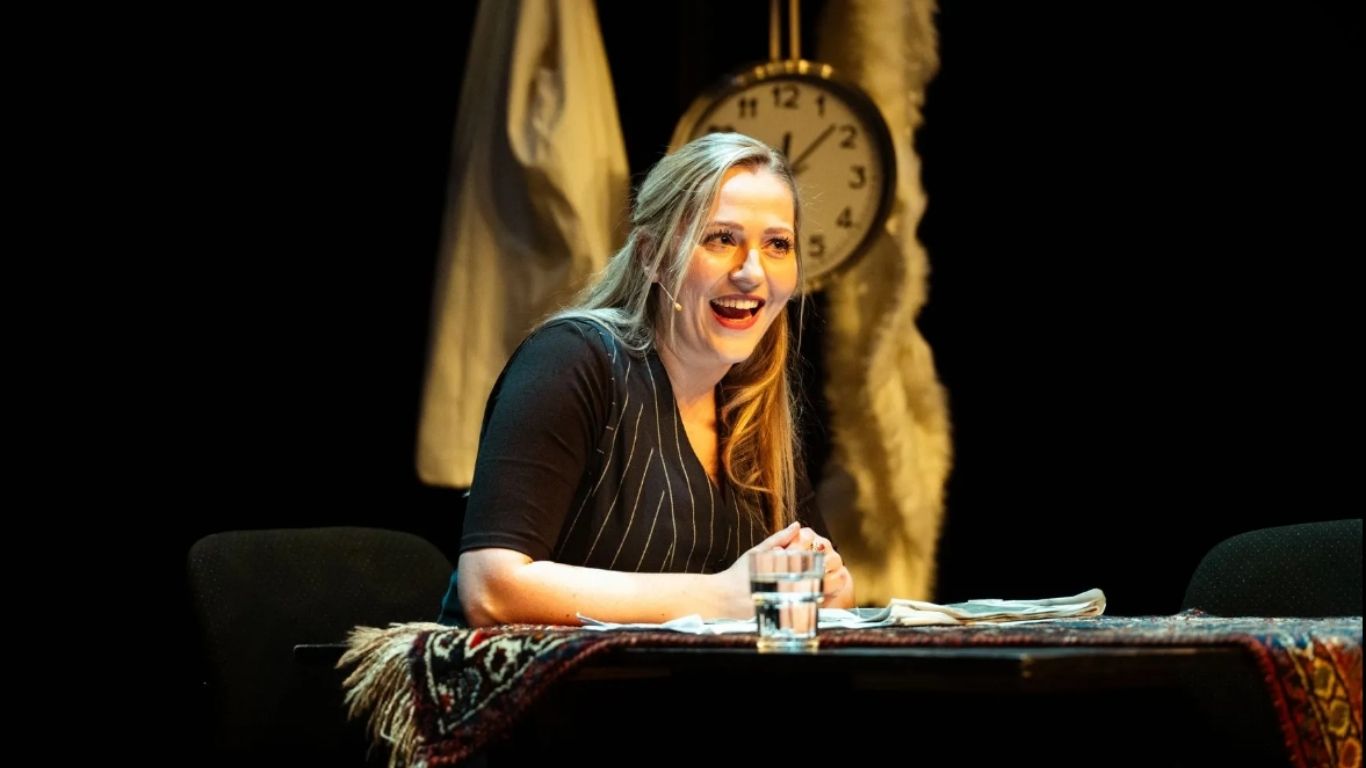 Model.HeaderVisualTitle