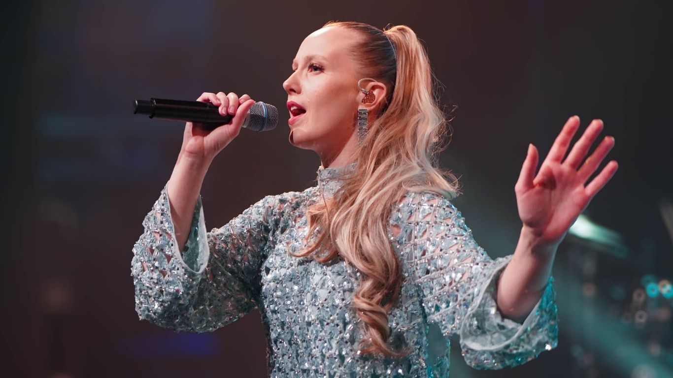 Model.HeaderVisualTitle