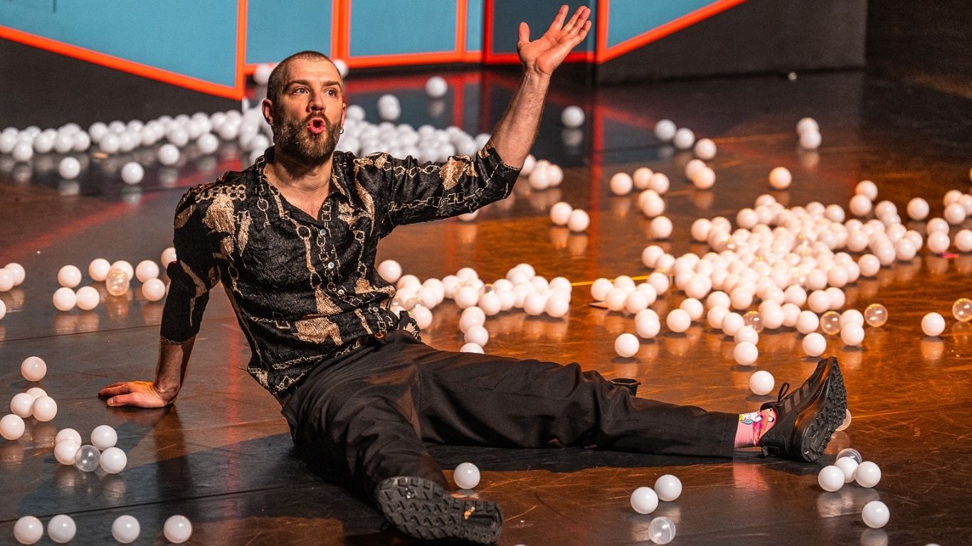 Model.HeaderVisualTitle