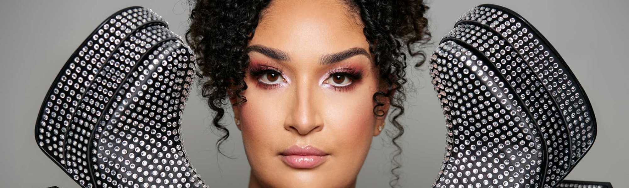 Model.HeaderVisualTitle